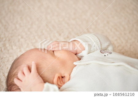 指を吸って寝ようとしている赤ちゃん 指を吸って寝ようとしている赤ちゃん 108561210