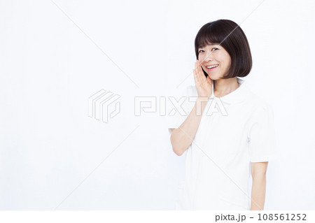 呼びかけている30代の看護師 108561252