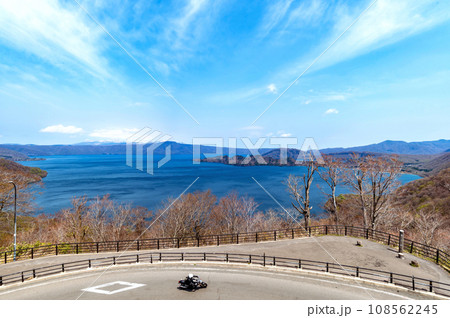 【青森・秋田：十和田湖】春4月下旬の十和田湖：発荷峠展望台から眺める日本新八景十和田湖の大パノラマ 108562245