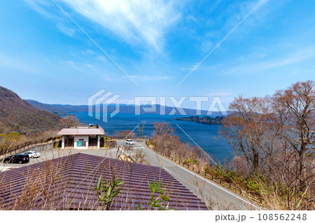【青森・秋田：十和田湖】春4月下旬の十和田湖：発荷峠展望台から眺める大パノラマ 108562248