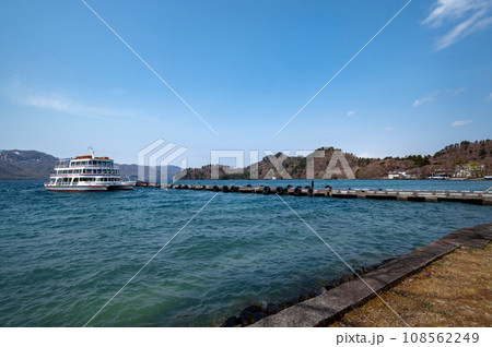 【青森県十和田湖畔休屋4月下旬】十和田湖休屋の風景 108562249
