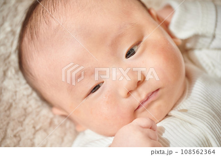 起きている赤ちゃん 寝転がる 子ども 起きている赤ちゃん 寝転がる 子ども 108562364