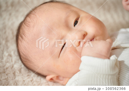 起きている赤ちゃん 寝転がる 子ども 起きている赤ちゃん 寝転がる 子ども 108562366