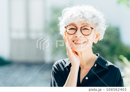 シニアの女性のビューティ シニアの女性のビューティ 108562401