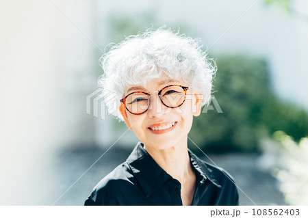 シニアの女性のビューティ 108562403