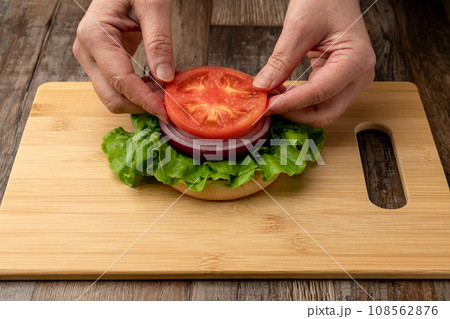 ハンバーガ作り 108562876