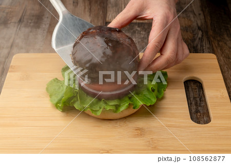 ハンバーガ作り 108562877
