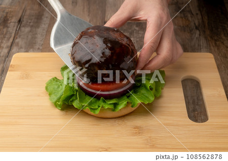ハンバーガ作り 108562878