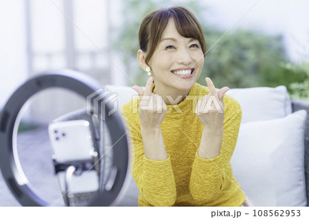 インスタライブをするミドルエイジの女性　ユーテューバー 108562953