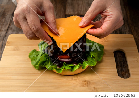 ハンバーガ作り ハンバーガ作り 108562963