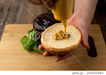 ハンバーガ作り ハンバーガ作り 108562964