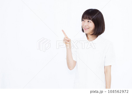 人差し指を立てる30代の女性看護師 人差し指を立てる30代の女性看護師 108562972