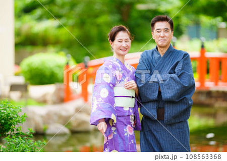 日本庭園でデートをする着物のシニア男性 日本庭園でデートをする着物のシニア男性 108563368