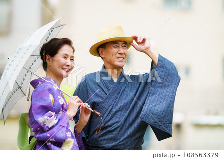 日本庭園でデートをする着物のシニア男性 108563379