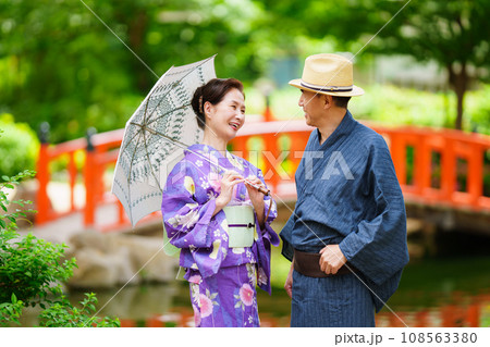 日本庭園でデートをする着物のシニア男性 108563380