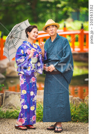 日本庭園でデートをする着物のシニア男性 108563382