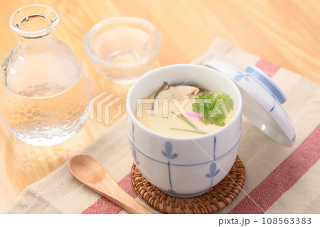 松茸の茶碗蒸し 108563383