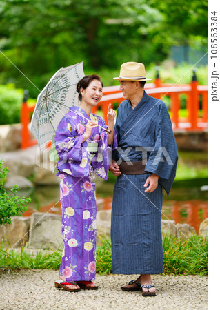 日本庭園でデートをする着物のシニア男性 108563384