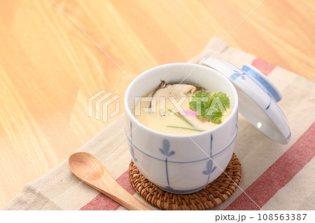 松茸の茶碗蒸し 松茸の茶碗蒸し 108563387