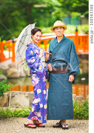 日本庭園でデートをする着物のシニア男性 108563388