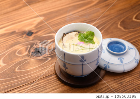 松茸の茶碗蒸し 108563398