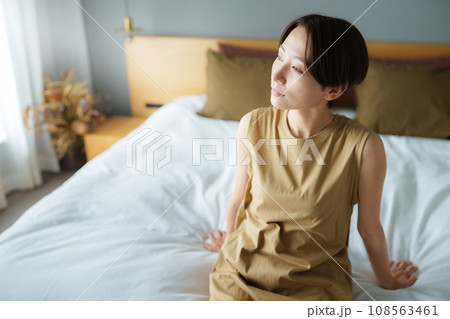 シンプルモダンなベッドルーム 108563461