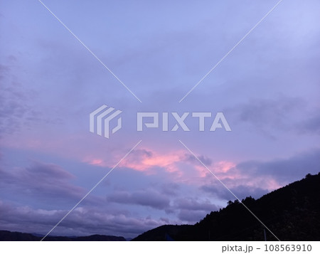 赤と青に染まる空 108563910