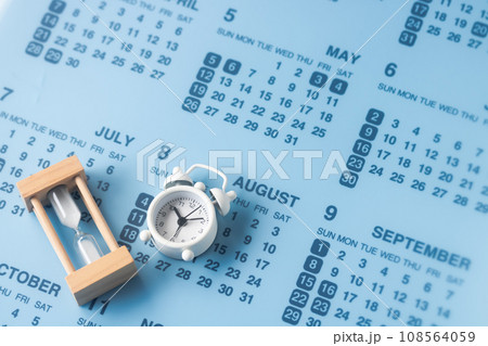 時計・砂時計・カレンダー　時のイメージ 108564059