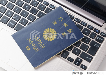 日本のパスポート(一般旅券5年用紺色) 日本のパスポート(一般旅券5年用紺色) 108564069