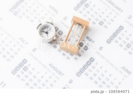 時計・砂時計・カレンダー　時のイメージ 108564071