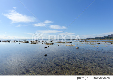 晴天の鵜ノ崎海岸 遠く帆掛島を望む 秋田県男鹿半島 晴天の鵜ノ崎海岸 遠く帆掛島を望む 秋田県男鹿半島 108565020