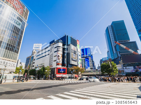 三連休初日の渋谷駅前　スクランブル交差点 108565643