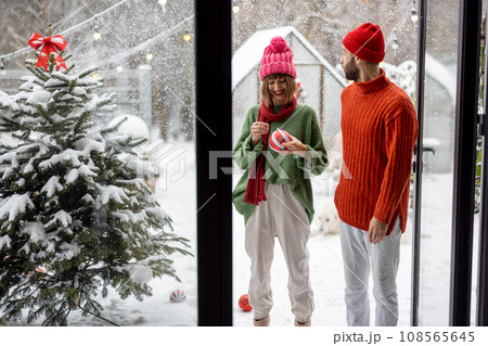 Young couple decorates Christmas tree at backyard 108565645