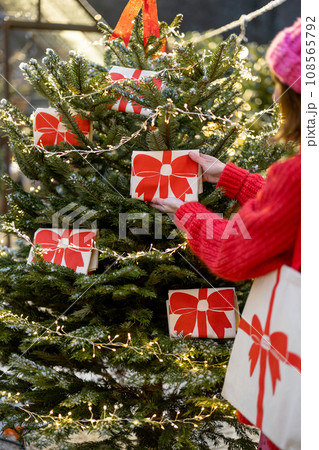 Decorates Christmas tree with big red bows Decorates Christmas tree with big red bows 108565792