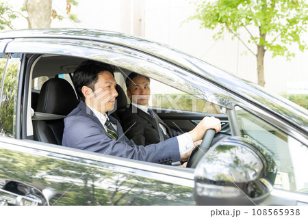 車を運転するビジネスマン　2人 108565938