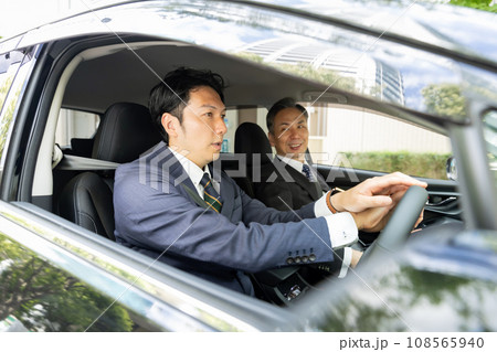 車を運転するビジネスマン　2人 108565940