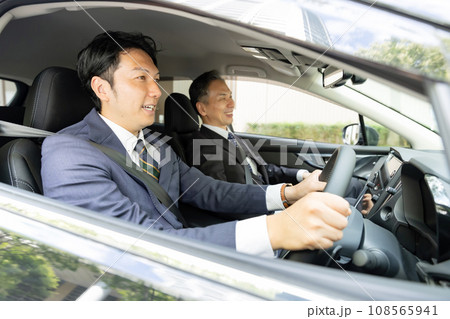 車を運転するビジネスマン　2人 108565941