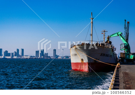 (神奈川県)大黒埠頭に停泊した船舶・対岸の横浜みなとみらい (神奈川県)大黒埠頭に停泊した船舶・対岸の横浜みなとみらい 108566352