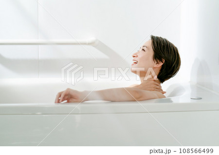 バスタイム　リラックス　湯気 108566499