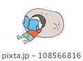 クッションを背に本を読む男の子 108566816