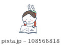 寝そべって本を読む男の子 108566818