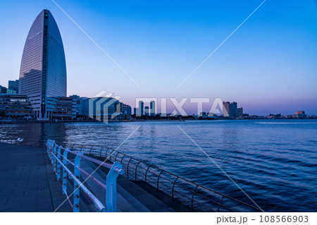 （神奈川県）横浜みなとみらい　夕景 108566903