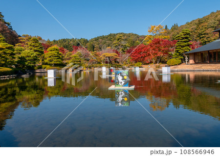 福島県白河市　紅葉の南湖公園 108566946