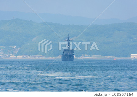 航行する海上自衛隊護衛艦「あぶくま」正面 108567164