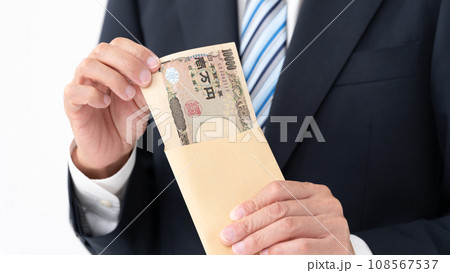 お金を数える男性　ビジネス 108567537