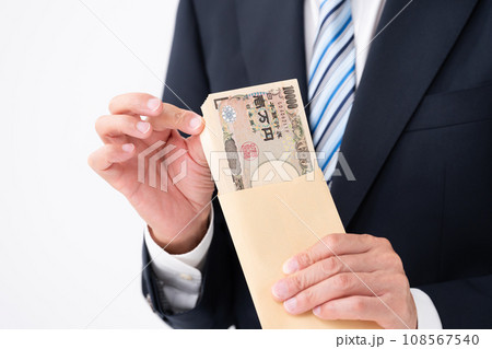 お金を数える男性　ビジネス 108567540