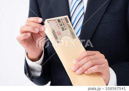 お金を数える男性 ビジネス お金を数える男性 ビジネス 108567541