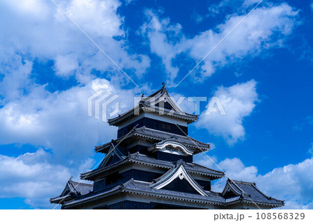 【お城素材】松本城と秋晴れの青空【長野県】 108568329
