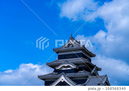 【お城素材】松本城と秋晴れの青空【長野県】 【お城素材】松本城と秋晴れの青空【長野県】 108568340