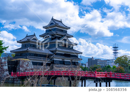 【お城素材】松本城と秋晴れの青空【長野県】 108568356